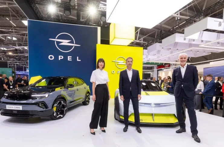 Directrice marketing Rebecca Reinermann - Opel CEO Florian Huettl - Directeur du design Mark Adamsf