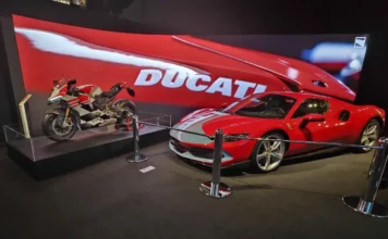Ducati Panigale V4 Tricolore - Ferrari 296 GTS