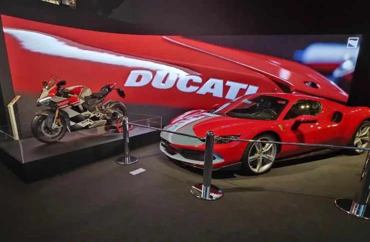 Ducati Panigale V4 Tricolore - Ferrari 296 GTS