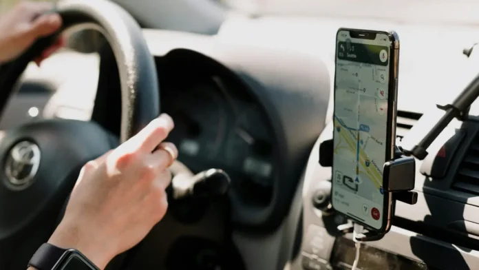 Téléphone et GPS au volant - ce que dit la loi en France