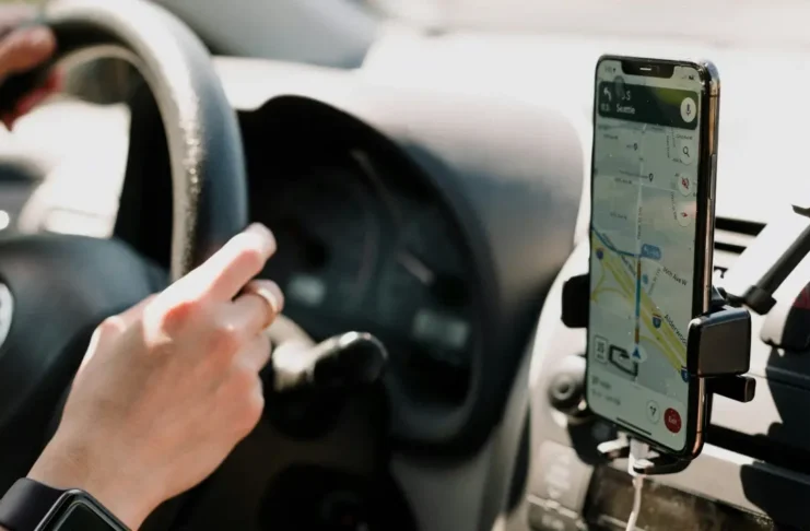 Téléphone et GPS au volant - ce que dit la loi en France