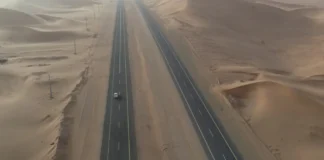 La route la plus ennuyeuse du monde : 240 km sans tourner le volant, un record qui met les nerfs à l’épreuve Autoroute A10 - Arabie Saoudite - la plus longue ligne droite au monde