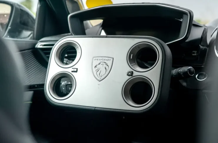 Peugeot 208 2027 - volant Hypersquare