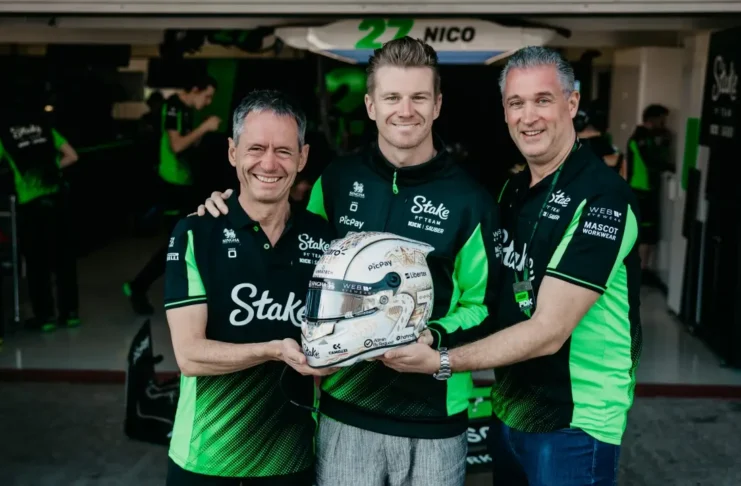 (de gauche vers la droite) Nico Gormsen (Foundateur de Hahnair Foundation), Nico Hulkenberg, Daniel Rudas (COO de Hahnair)