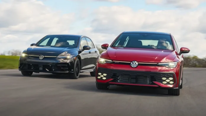 2025 Golf R Black Edition – Mythos Black Metallic et 2025 Golf GTI Autobahn – Kings Red Metallic