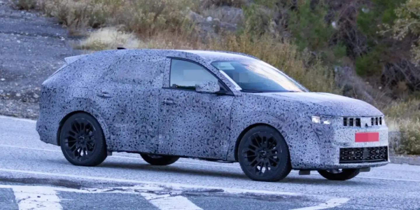 Dacia Spacer ex C-Neo 2026 camouflée en plein test
