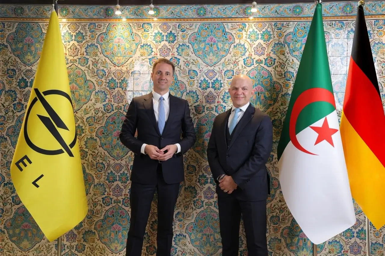 Florian Huettl, CEO Opel aux cotés de Sami Cherfan Chief Operating Officer MEA de Stellantis