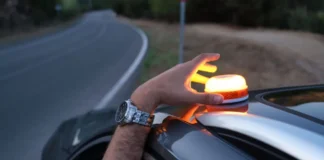 Sécurité routière : la balise lumineuse V-16 devient obligatoire le 1er janvier, mais pas pour les Français Sécurité routière : la balise lumineuse V-16 devient obligatoire le 1er janvier, mais pas pour les Français