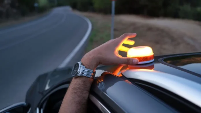 Sécurité routière : la balise lumineuse V-16 devient obligatoire le 1er janvier, mais pas pour les Français