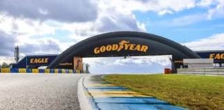24 Heures du Mans - La nouvelle passerelle Goodyear en place