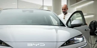 Pep Guardiola reçoit son BYD Sealion 7 Excellence : le coach le plus titré du monde roule chinois Pep Guardiola récupère sa BYD SEALION 7