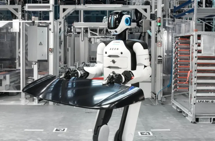 Un robot humanoide assemble des BMW à l'usine de Leipzig