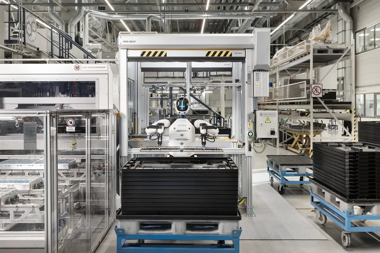 Un robot humanoide assemble des BMW à l'usine de Leipzig