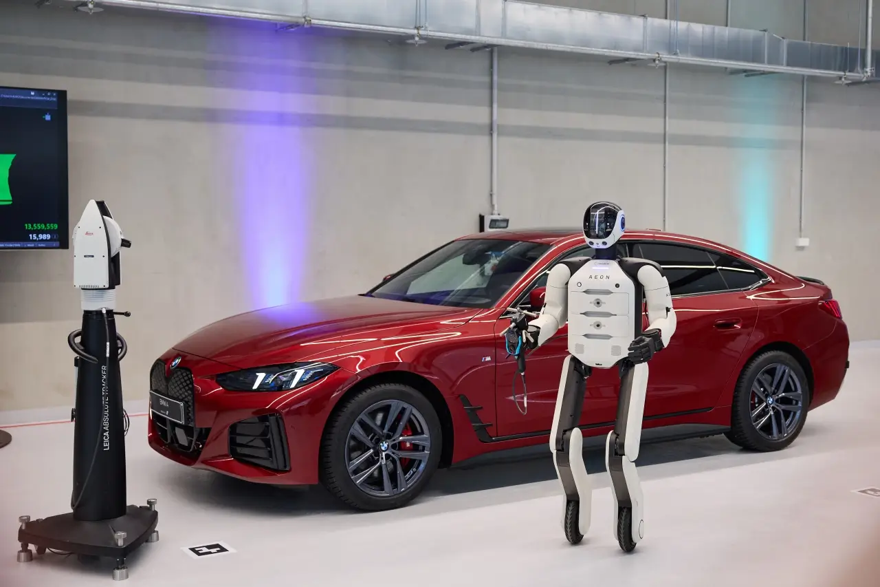 Un robot humanoide assemble des BMW à l'usine de Leipzig