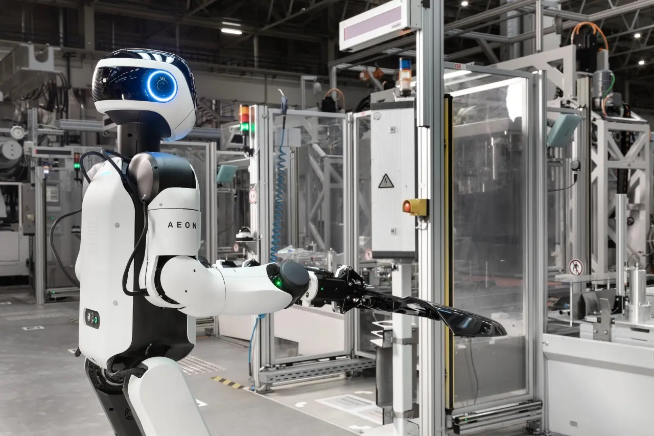Un robot humanoide assemble des BMW à l'usine de Leipzig