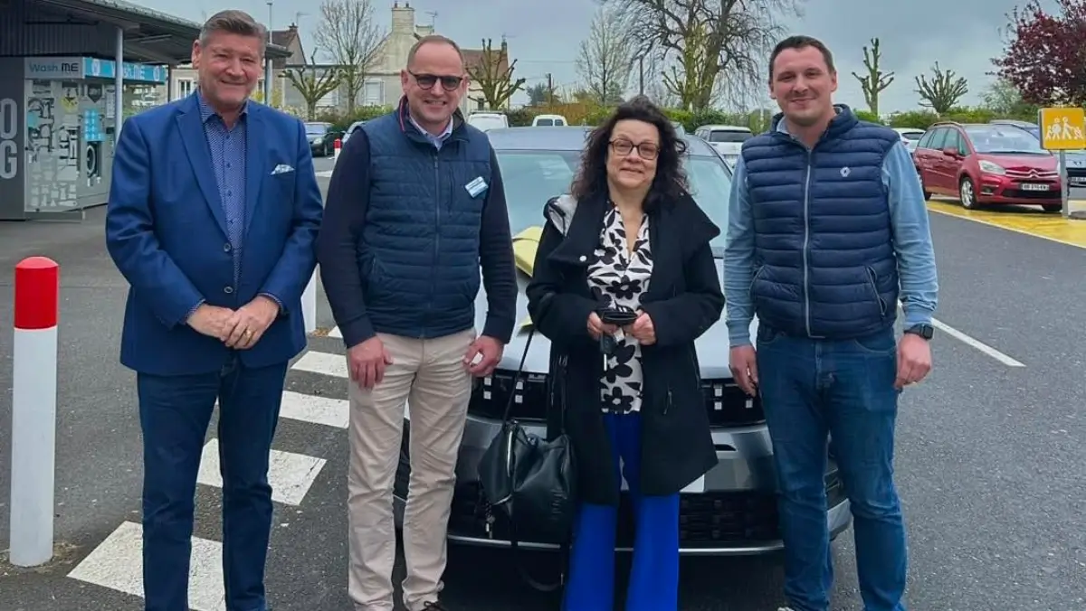 Une fidèle cliente repart avec une Dacia Sandero neuve pour les 50 ans du E.Leclerc de Falaise Elle fait ses courses… et repart avec une Dacia Sandero neuve - incroyable surprise chez Leclerc