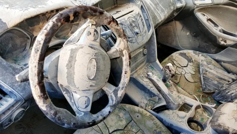 L'intérieur d'une voiture inondée
