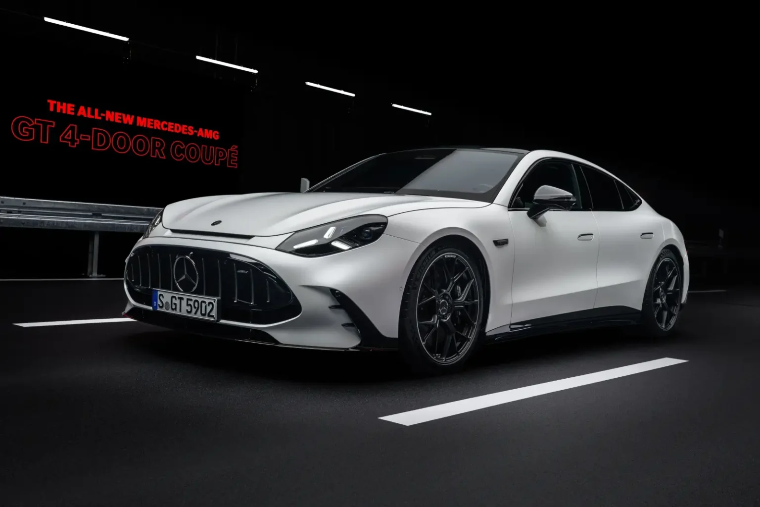 Mercedes-AMG GT Coupé 4 Portes : 1 169 chevaux, trois moteurs à flux axial et 460 km rechargés en 10 minutes Mercedes-AMG GT Coupé 4 Portes