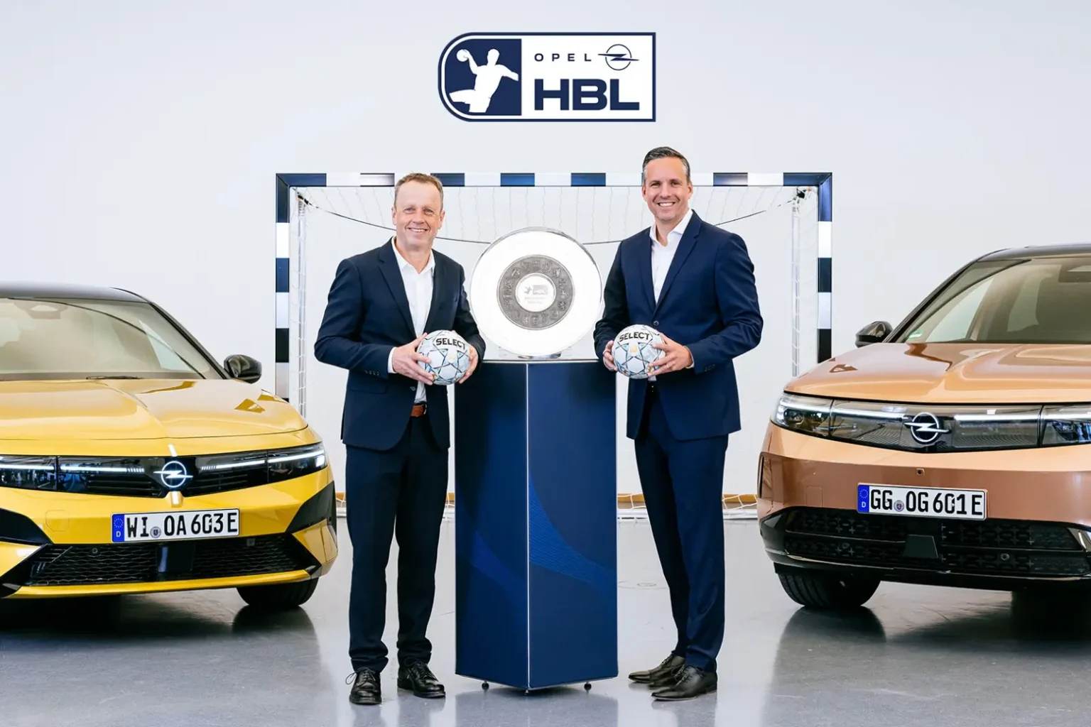 Le PDG de HBL GmbH, Frank Bohmann (à gauche), avec le directeur d'Opel Allemagne, Patrick Dinger