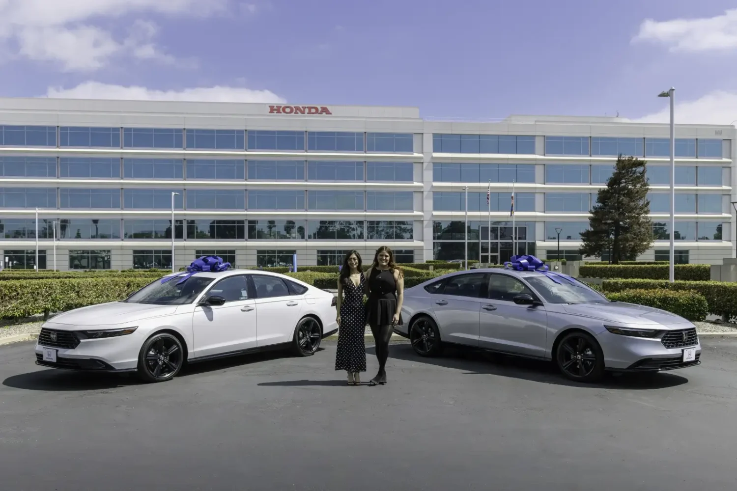 Les sœurs Andrea (à gauche) et Alondra avec leurs Honda Accord Hybrides 2026 — les 15 millionième et 15 000 001e Accord vendues en Amérique