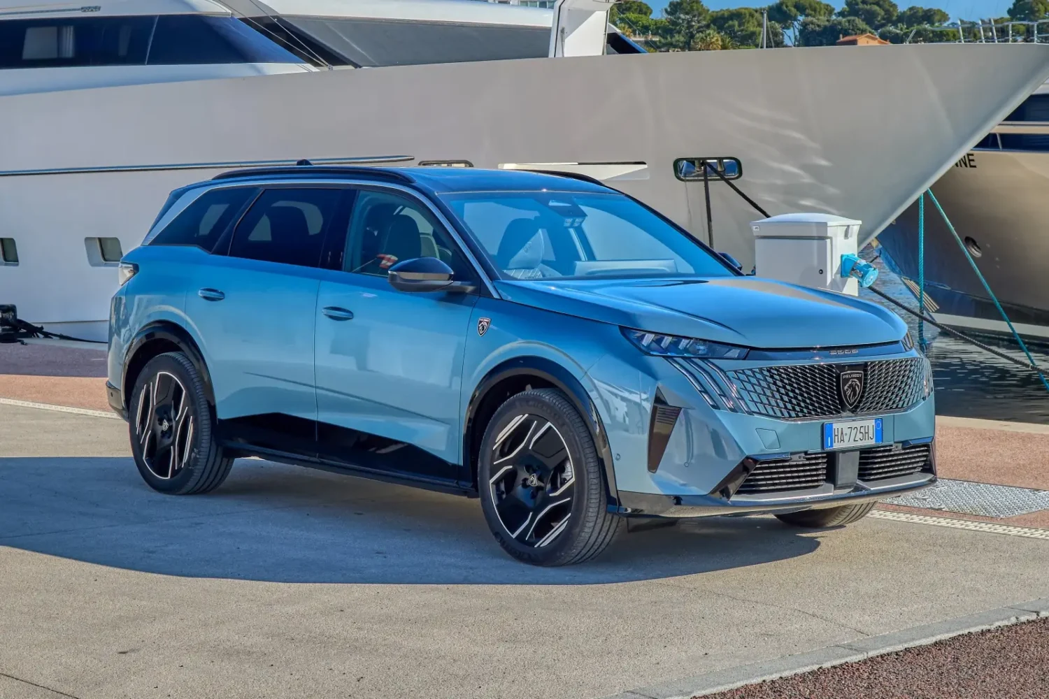Peugeot e-5008
