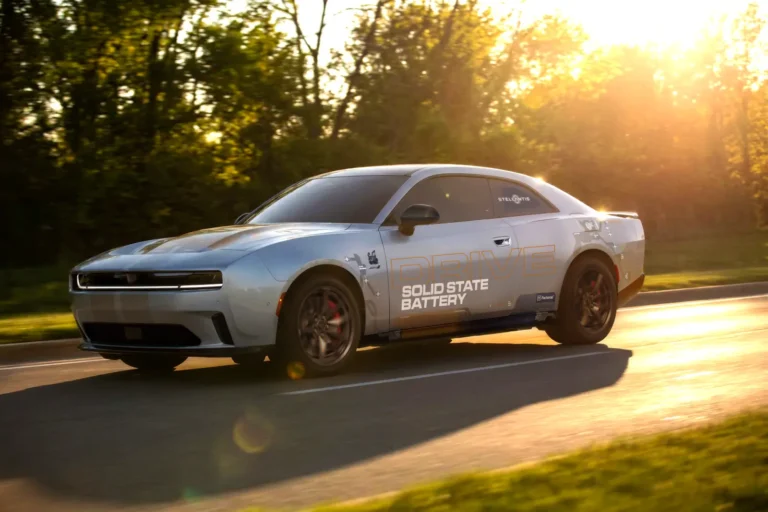 Stellantis teste sur route une batterie à électrolyte solide dans une Dodge Charger Daytona Stellantis test une batterie à électrolyte solide dans une Dodge Charger Daytona
