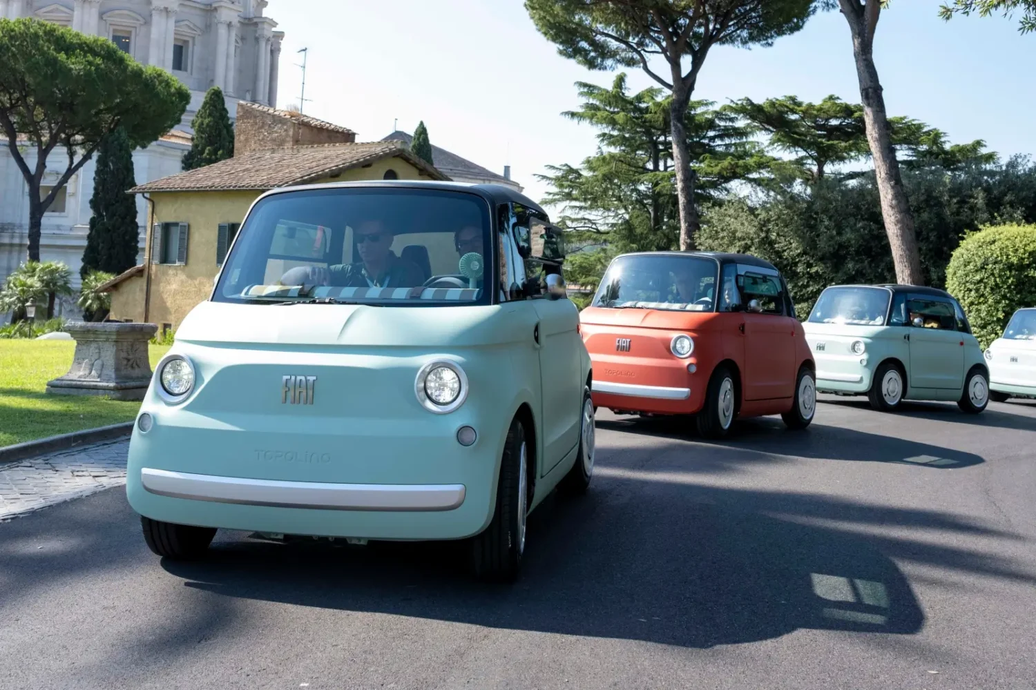 Fiat fait passer le Vatican à l’électrique : 30 Topolino et TRIS électriques pour sa flotte Fiat déploie 30 Topolino et TRIS électriques au profit du Vatican pour sa flotte
