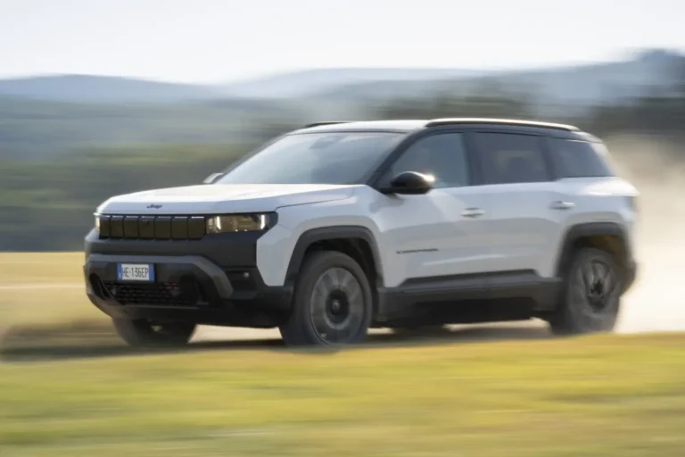 La nouvelle Jeep Compass s’offre un premier grand show avant son lancement Jeep Compass à 105XMasters 2026