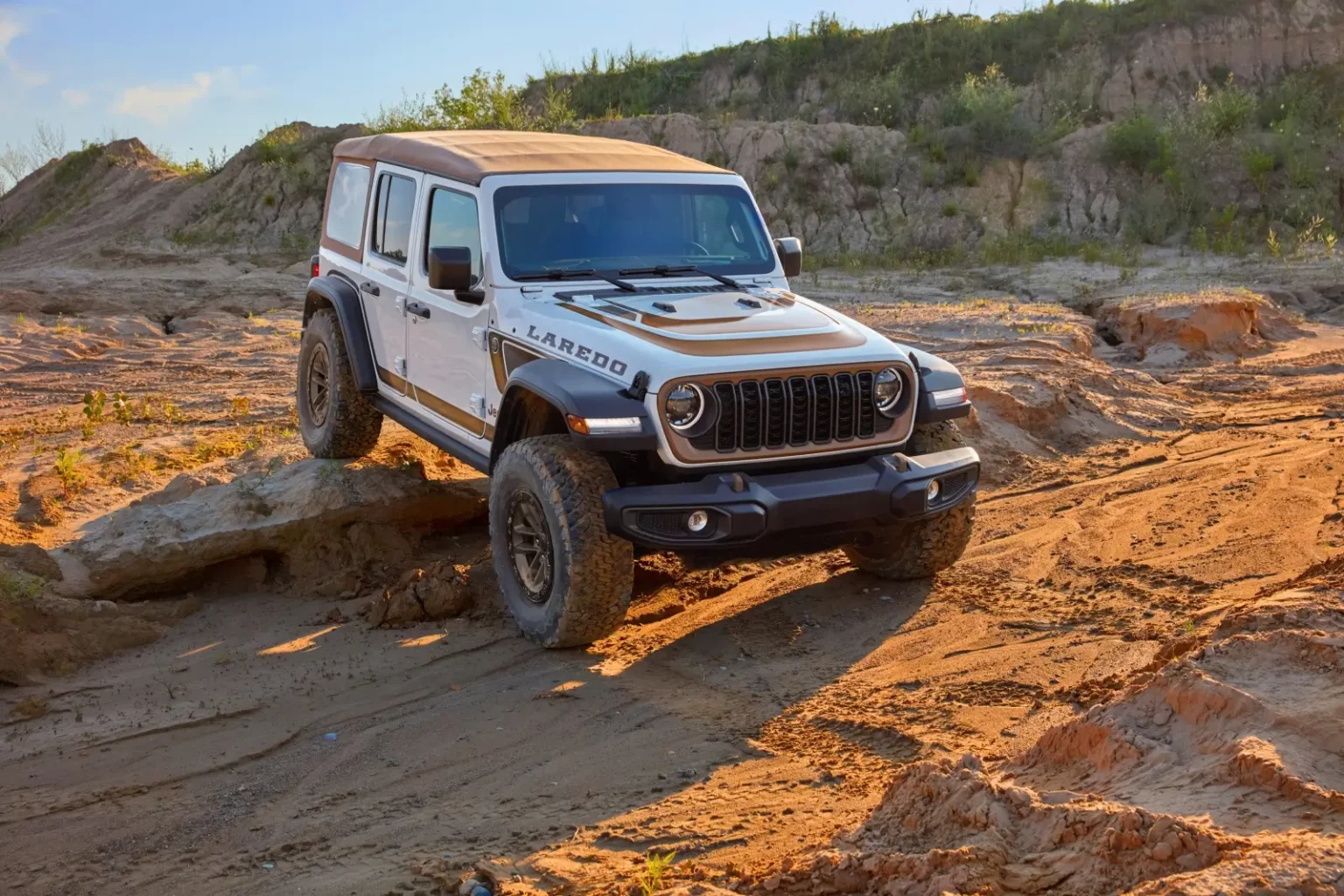 La Jeep Wrangler ressuscite le nom Laredo : un hommage aux années 80 avec capote beige et cuir Bison Brown Jeep Wrangler Laredo