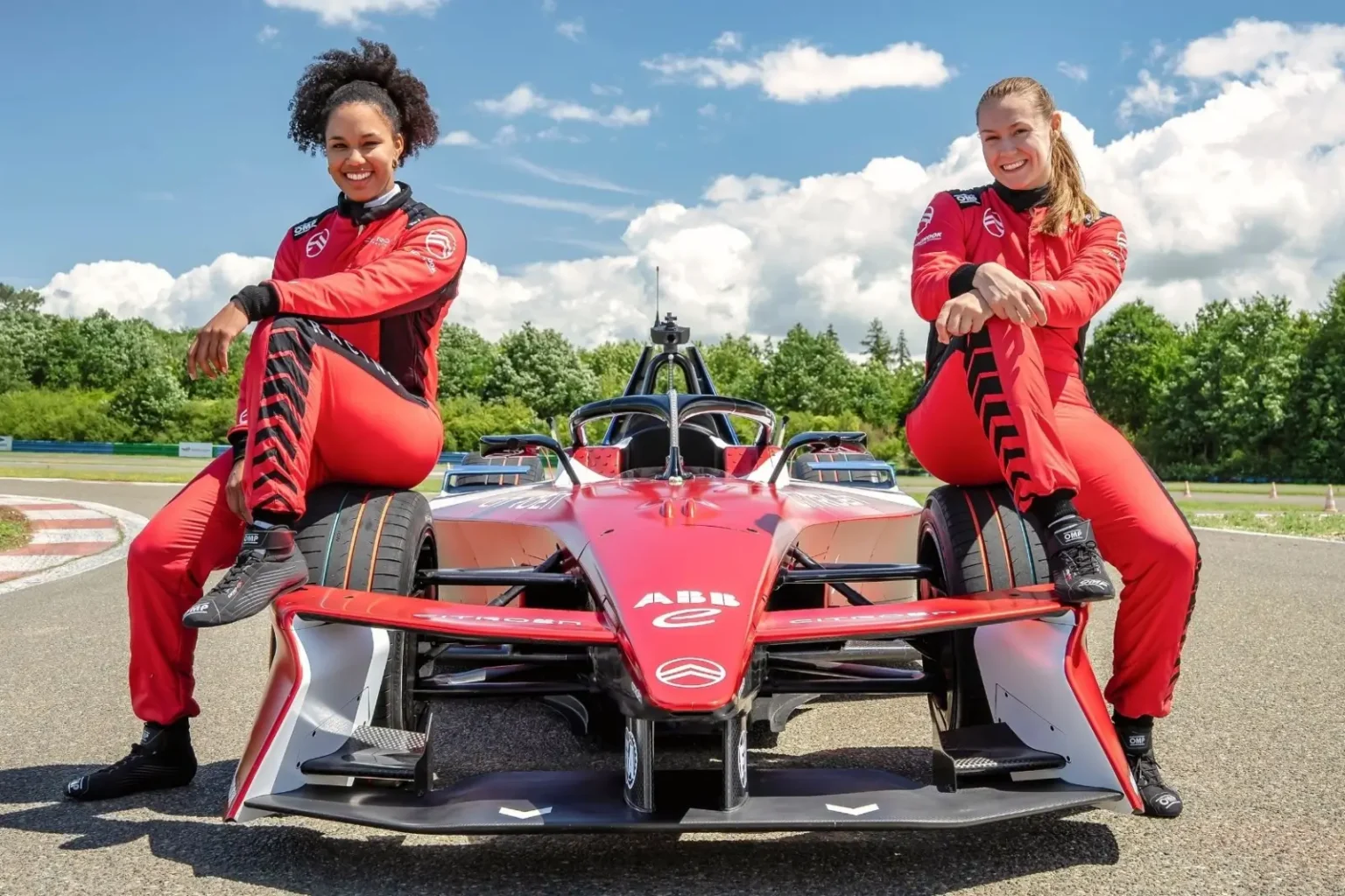 Laura Nolte et Deborah Levi, championnes olympiques de bobsleigh, ont découvert la Formule E avec Citroën