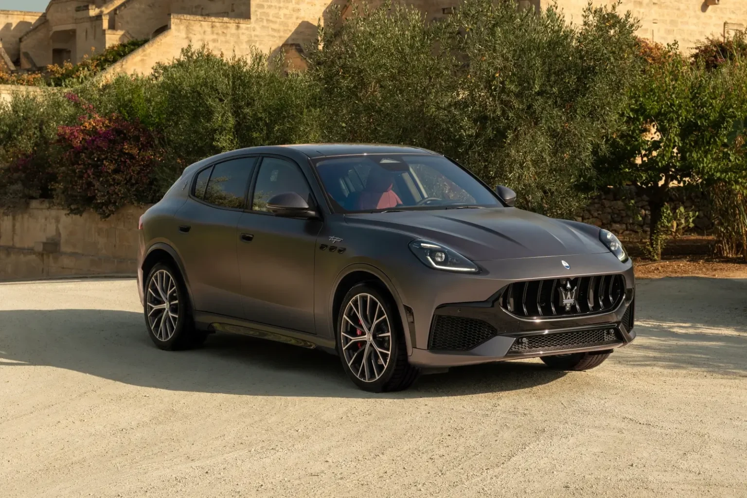 Maserati transforme des hôtels de luxe italiens en showroom à ciel ouvert avec Egnazia Ospitalità Italiana Maserati Grecale Trofeo