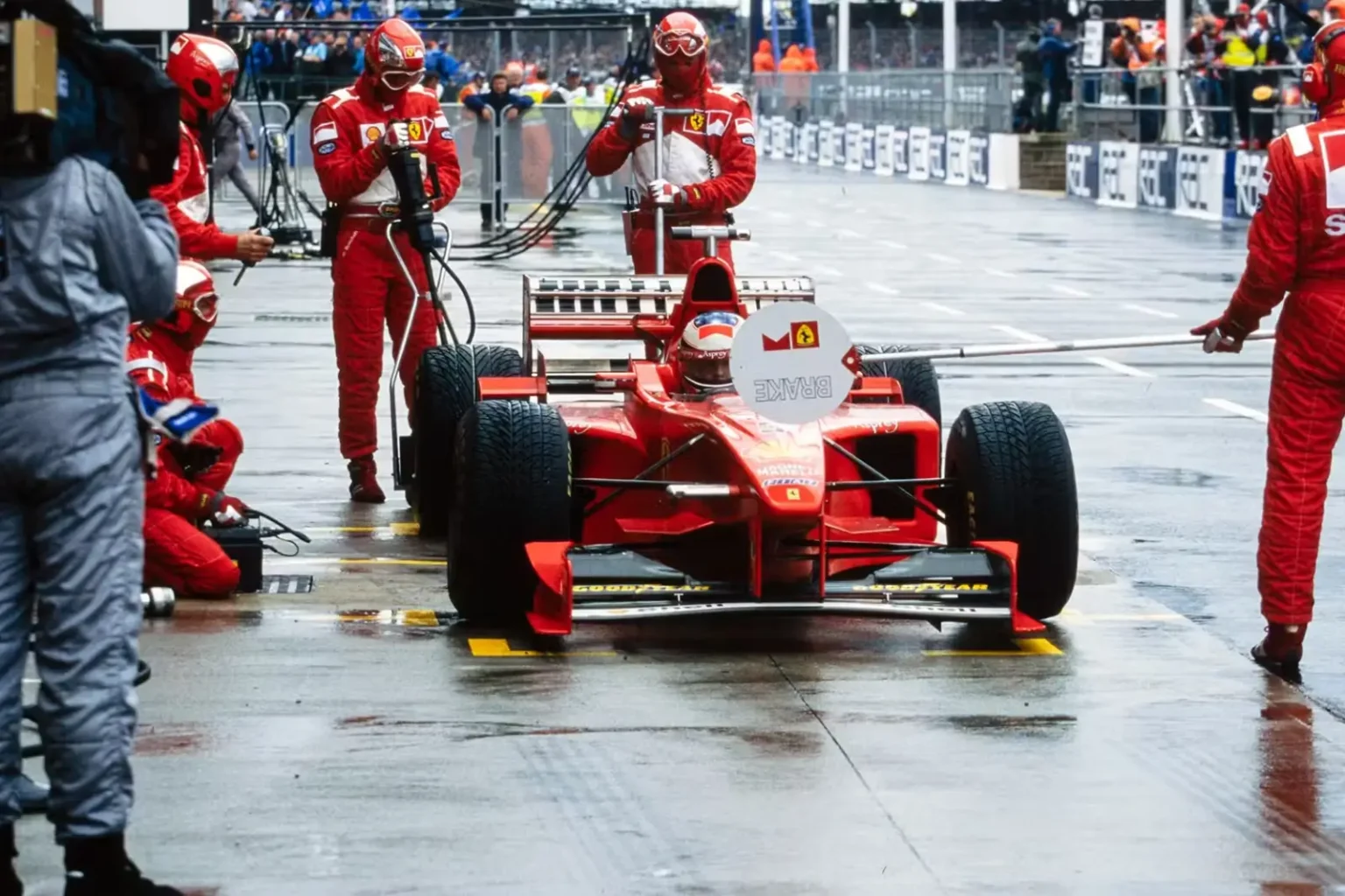 Il y a 28 ans, Michael Schumacher remportait un Grand Prix dans la voie des stands : récit du coup de génie de Ferrari à Silverstone Michael Schumacher - Silverstone 1998