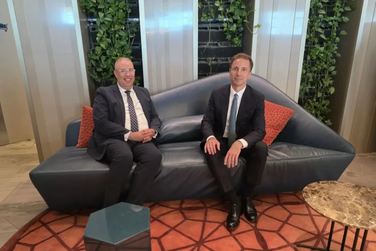 Le CEO mondial d’Opel Florian Huettl à Alger : le projet d’usine algérienne s’accélère avant le forum de Berlin Nassim Benguergoura, patron de la division automobile de Halil Group, représentant d'Opel en Algérie, aux cotés de Florian Huettl, CEO mondial d'Opel