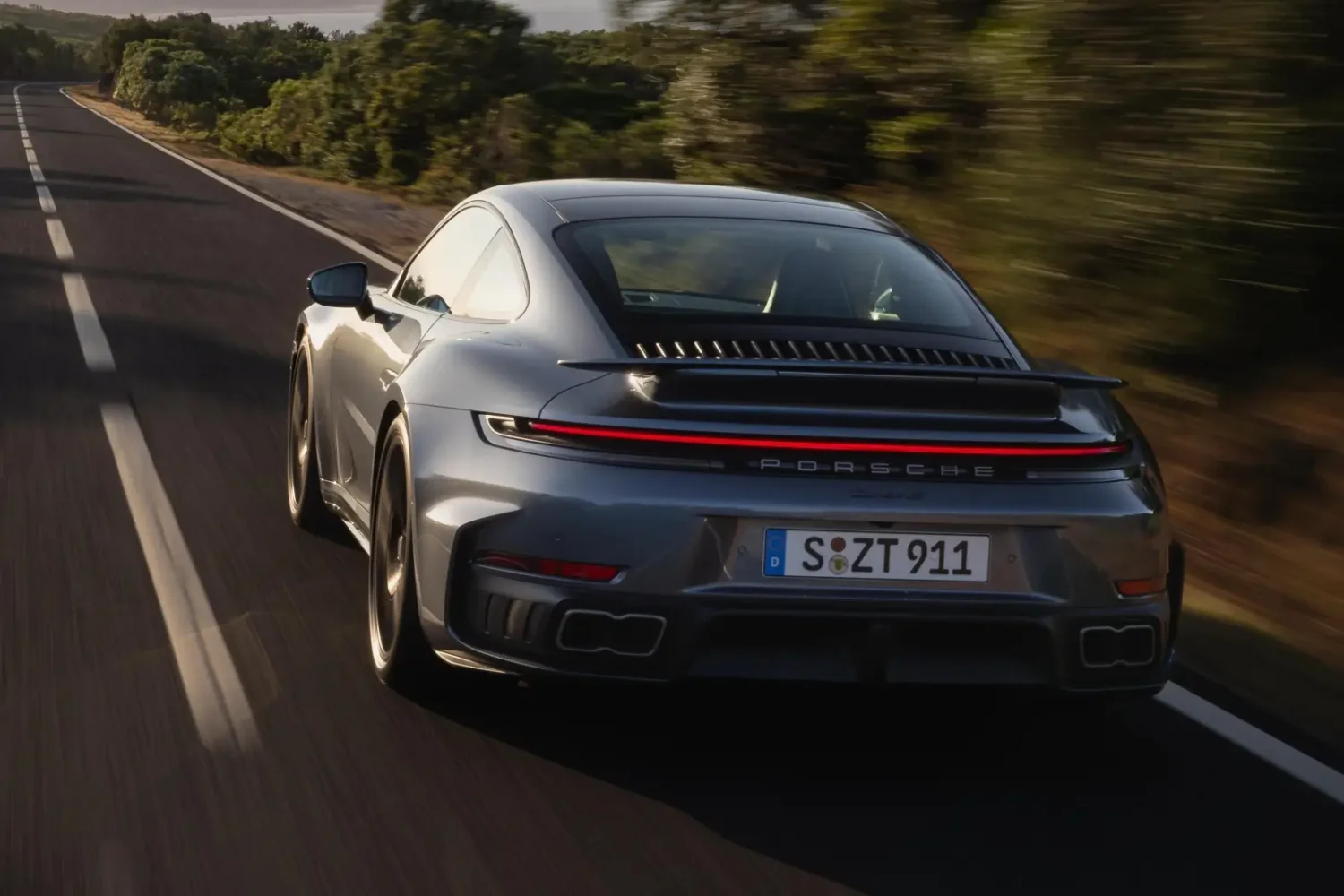 Porsche dévisse de 16 % au premier semestre : la 911 est le seul modèle qui monte, et elle talonne désormais le Cayenne Porsche 911 Turbo S