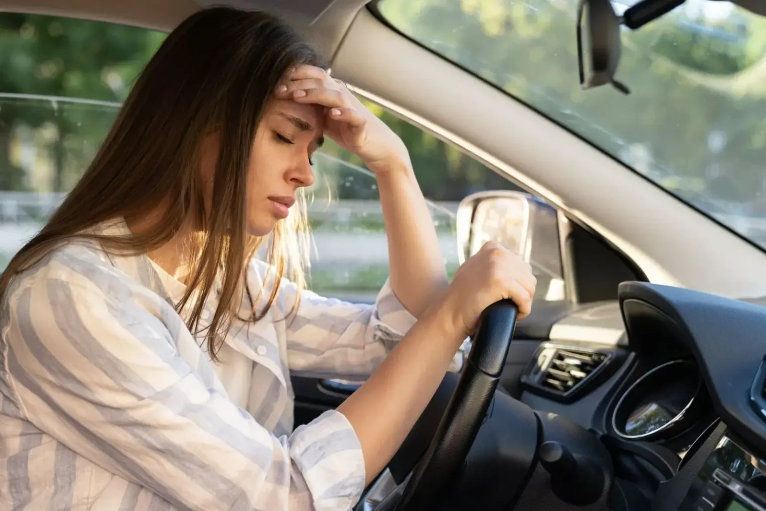 Pourquoi avez-vous mal à la tête en voiture l’été ? Les causes à connaître Pourquoi avez-vous mal à la tête en voiture l'été