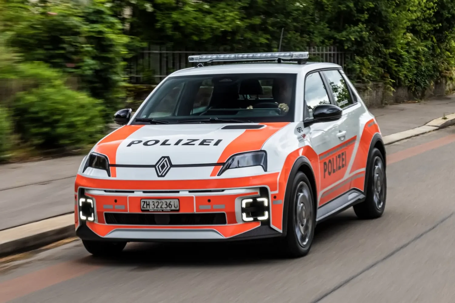 La Renault 5 E-Tech rejoint la police Suisse : la citadine électrique passe en mode patrouille Renault 5 E-Tech electric rejoint la police suisse