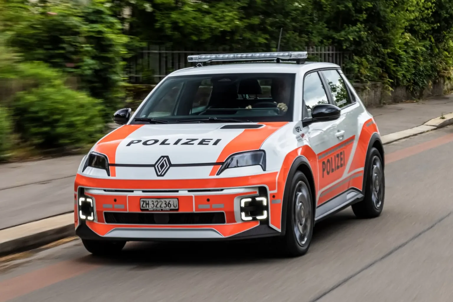 Renault 5 E-Tech electric rejoint la police suisse