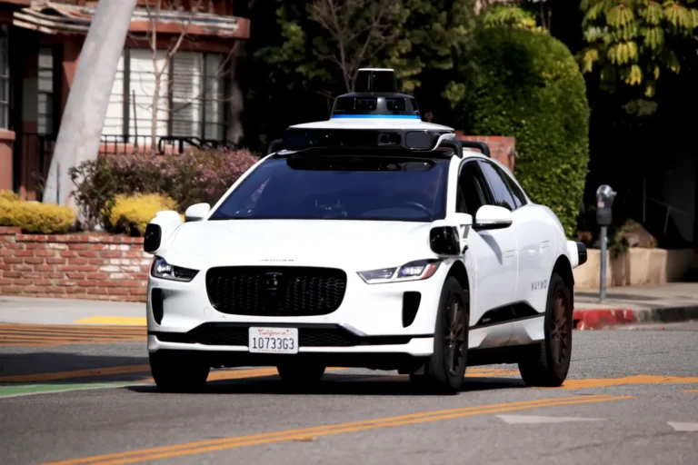 Des robotaxis bloquent des ambulances : le régulateur américain donne jusqu’à fin juillet aux constructeurs pour corriger le tir Robotaxis