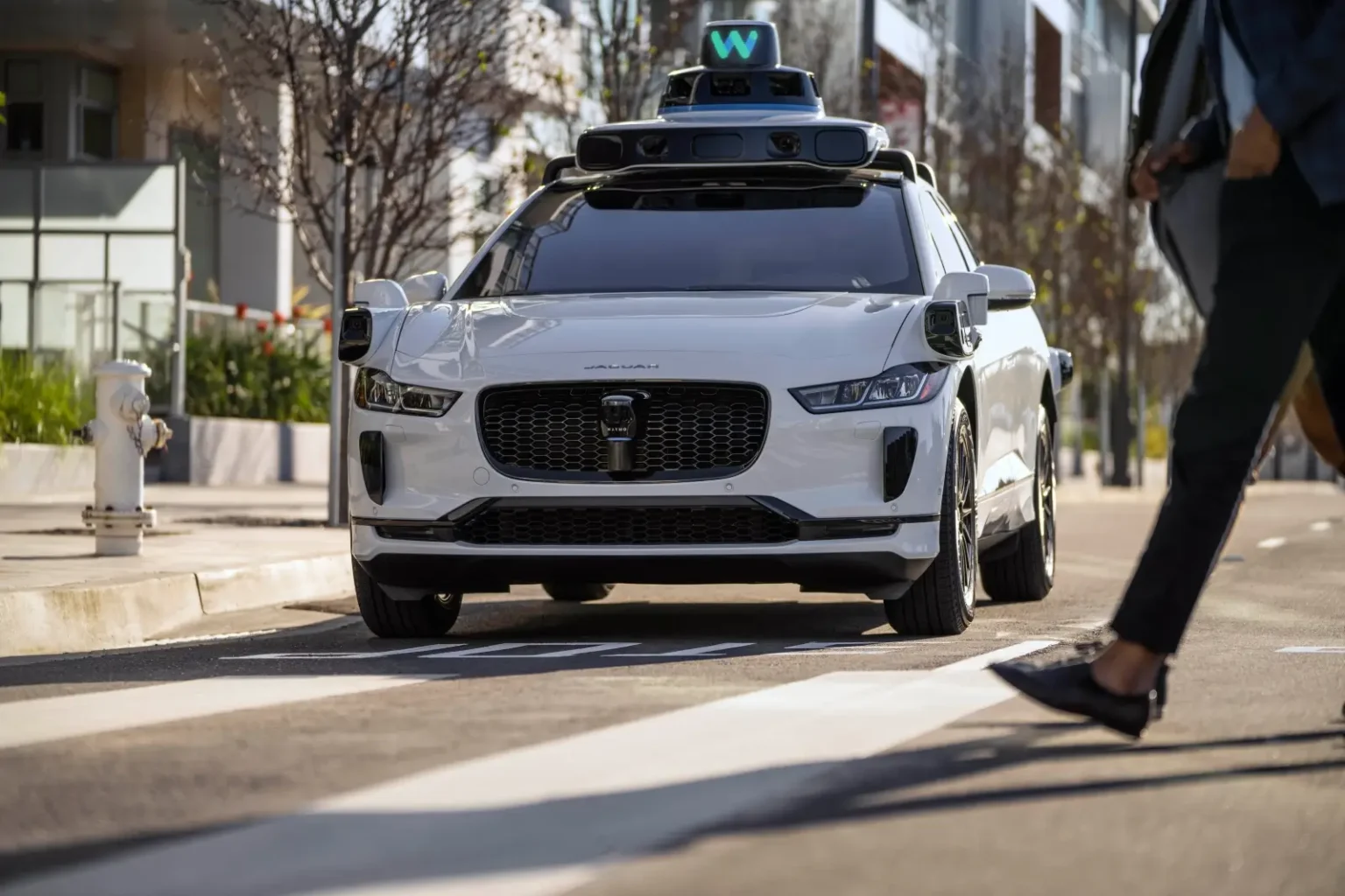 Waymo affiche 68 % d’accidents en moins que les conducteurs humains selon l’IIHS, mais l’étude américaine met le doigt sur des angles morts qui interrogent le secteur Waymo IIHS