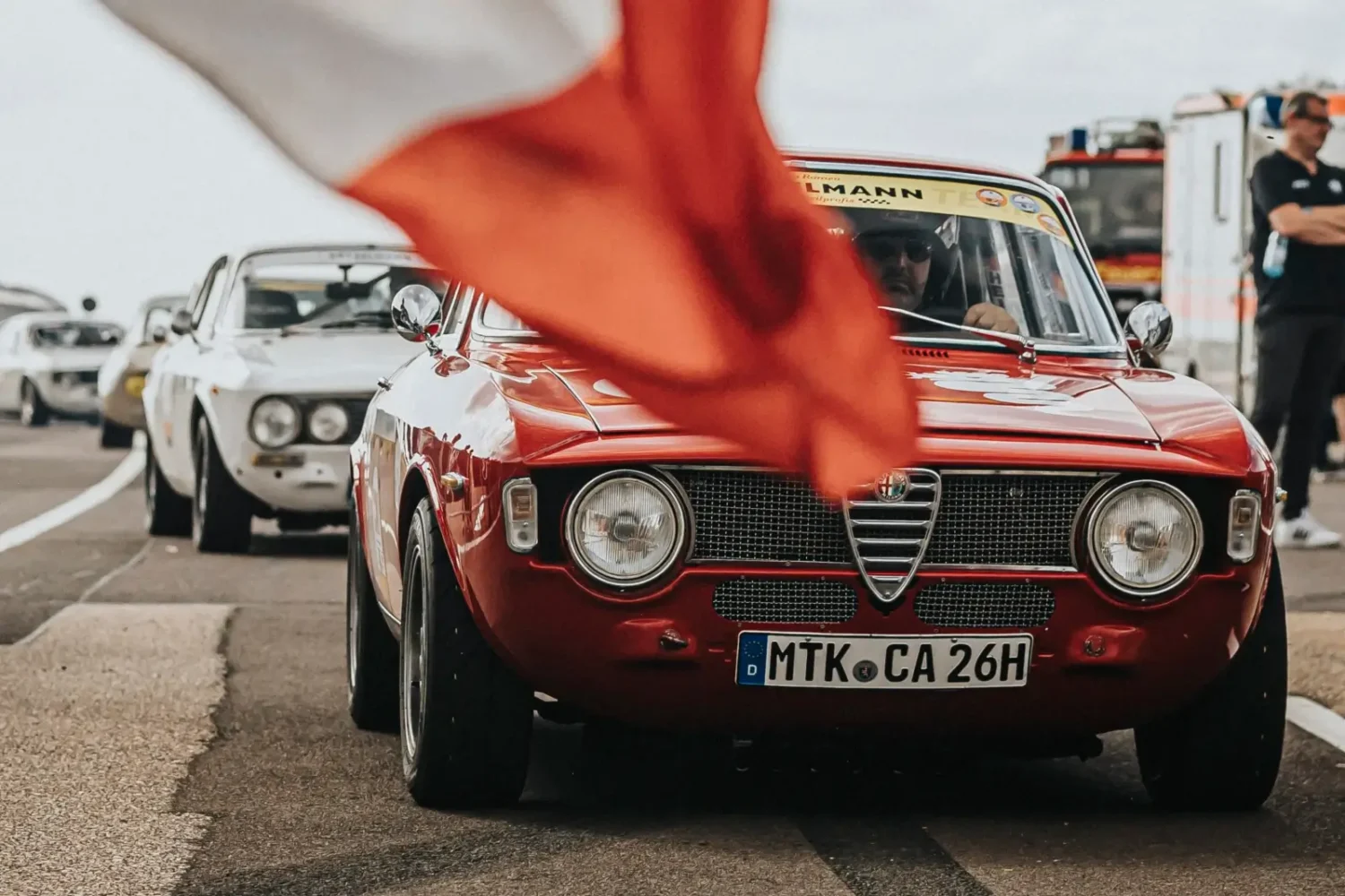 Deux cent quarante Alfa Romeo de course tournent ce dimanche sur une ancienne base aérienne militaire Alfa Romeo Giulia GTA