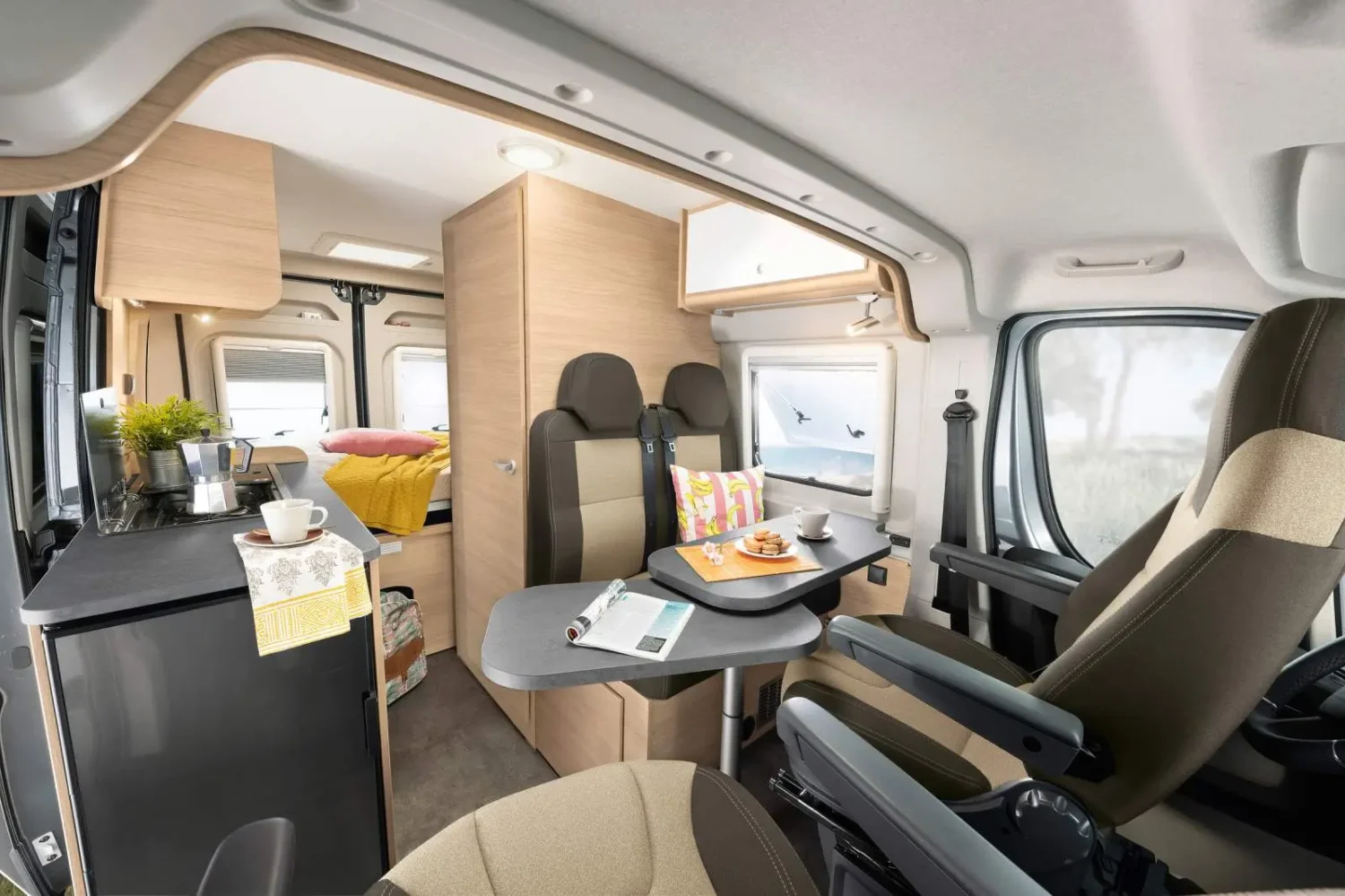 Intérieur aménagé d'un camping-car sur base Fiat Ducato