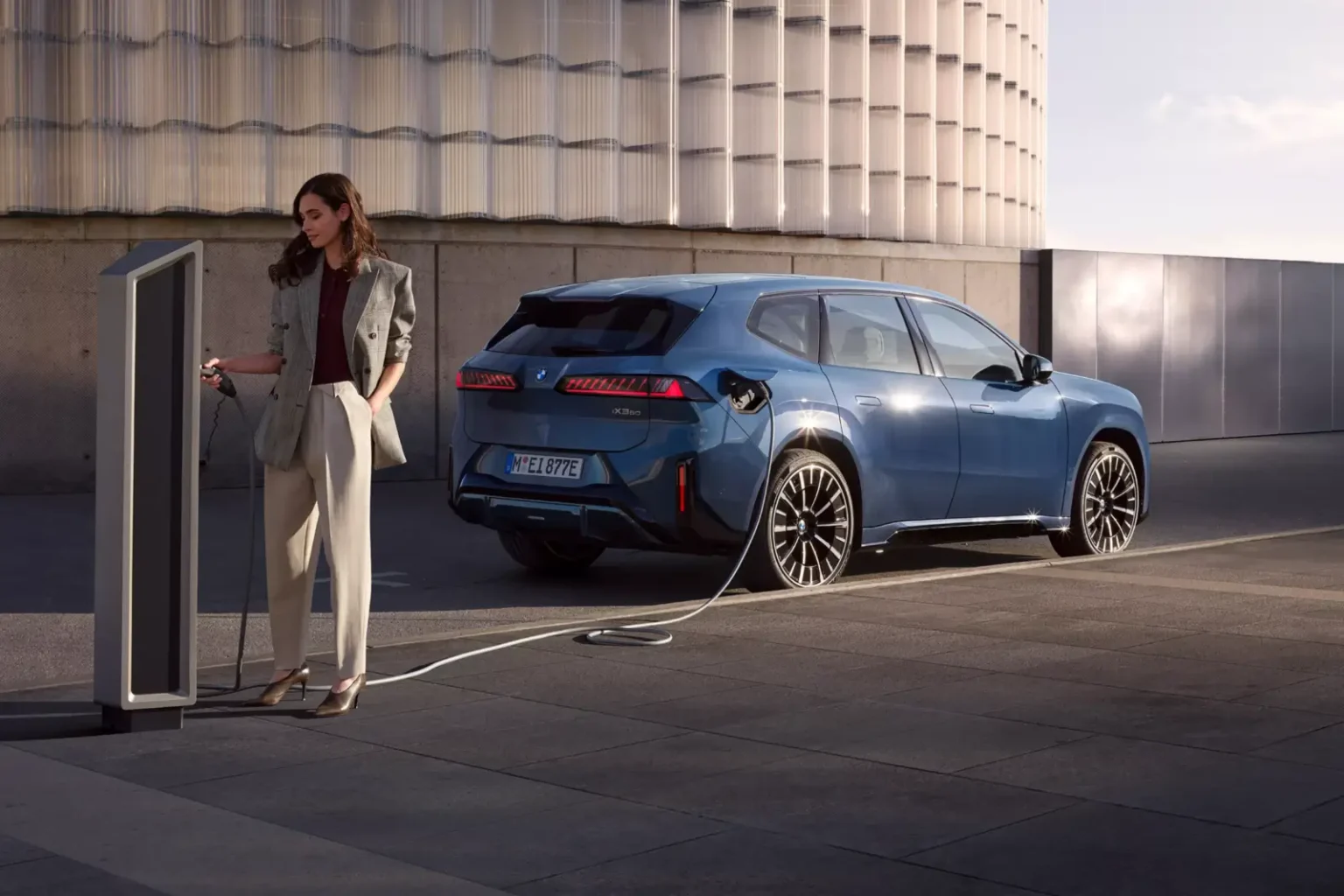 BMW iX3 en charge sur une borne rapide