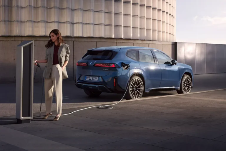 BMW affiche enfin le prix au kilowattheure pendant la charge, comme un compteur de pompe à essence BMW iX3 en charge sur une borne rapide