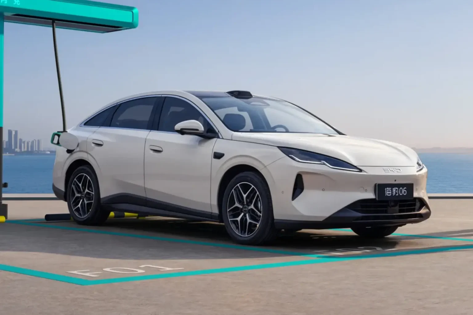BYD lance une berline hybride de 4,87 m à moins de 13 000 euros et y met la suspension pilotée BYD Seal 06 2027