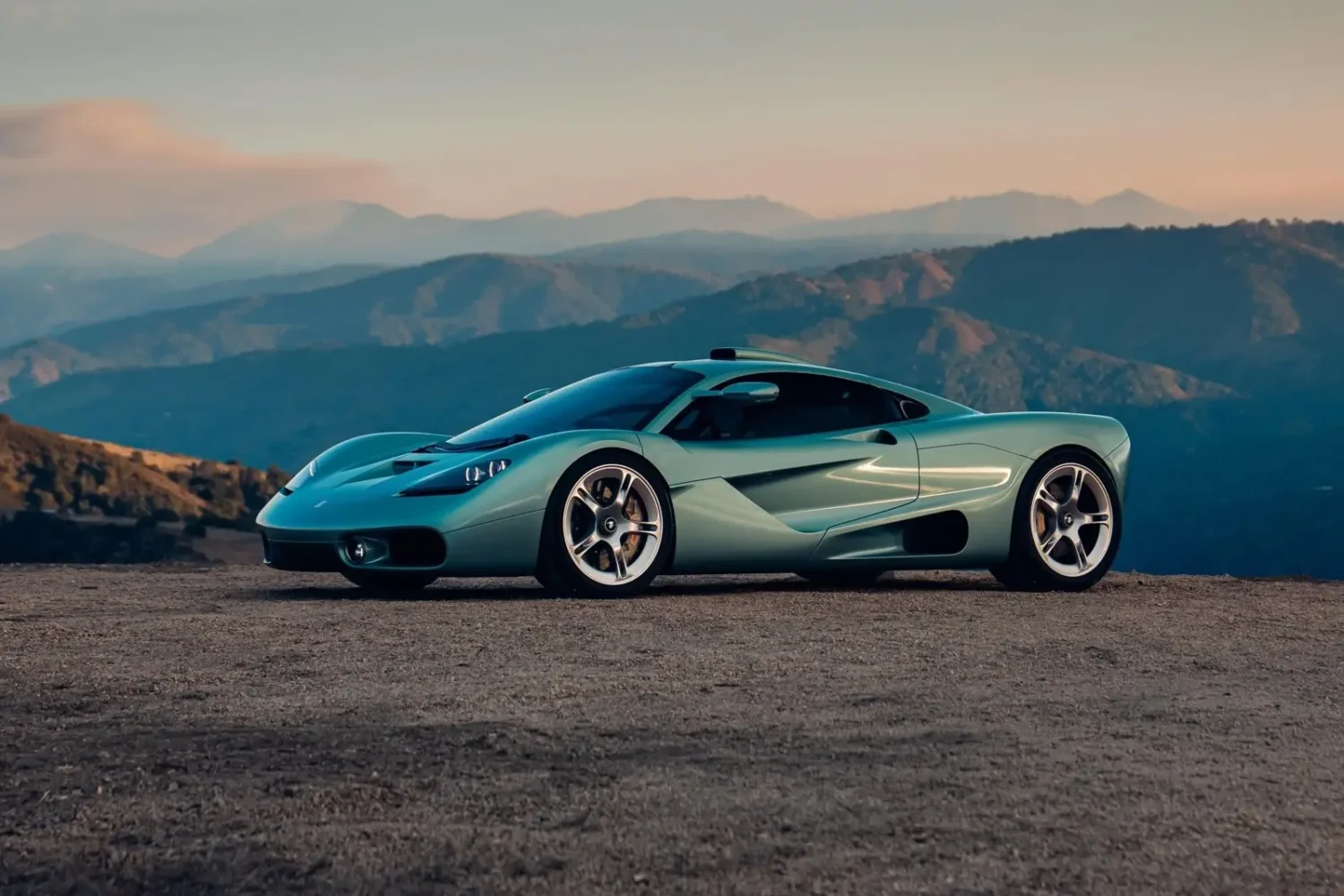 Un V12 atmosphérique qui monte à 12 100 tr/min et pèse moins d’une tonne relance le débat à Monterey Gordon Murray S1
