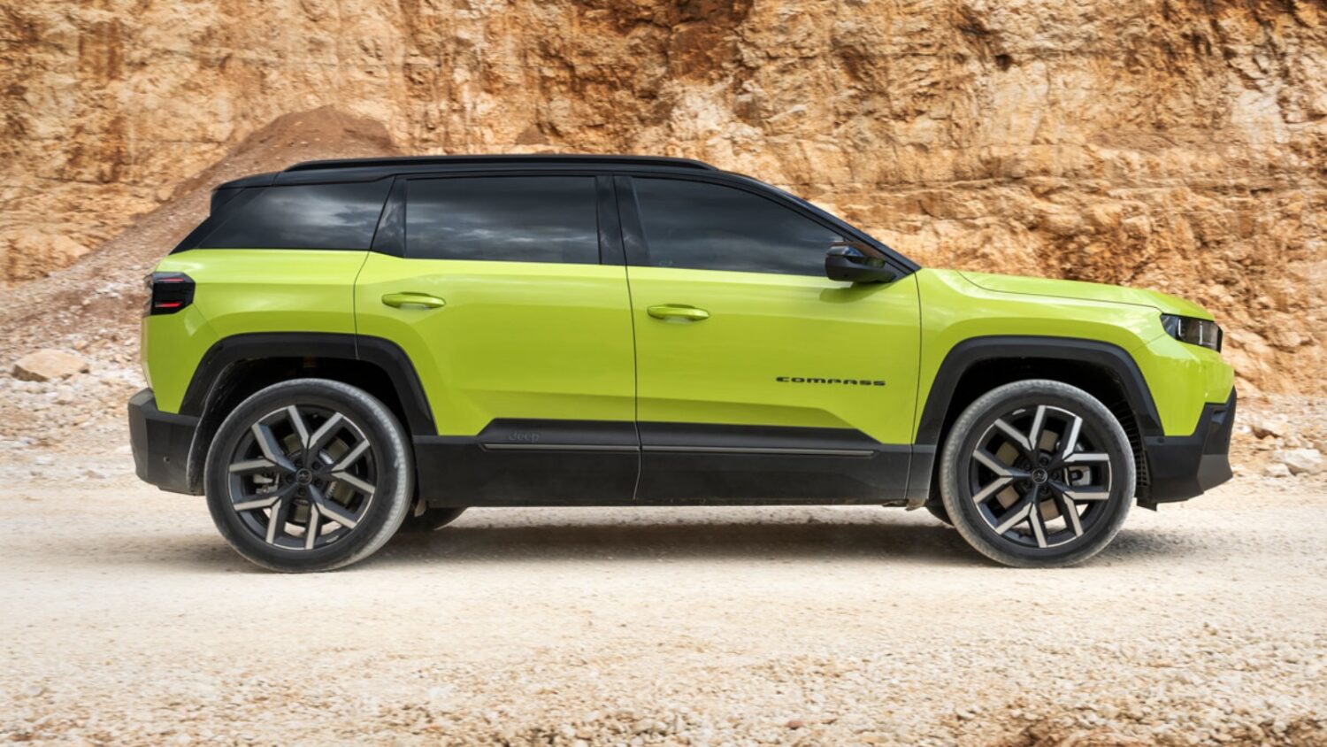 En Corse-du-Sud, une voiture neuve sur trente achetée par un particulier est une Jeep Jeep Avenger sur une route de montagne en Corse