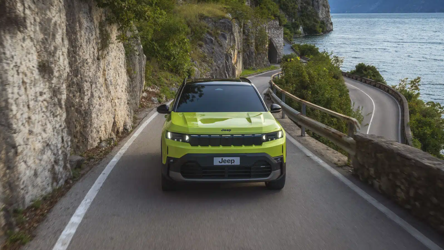Jeep Compass sur une route de montagne dans les Pyrénées