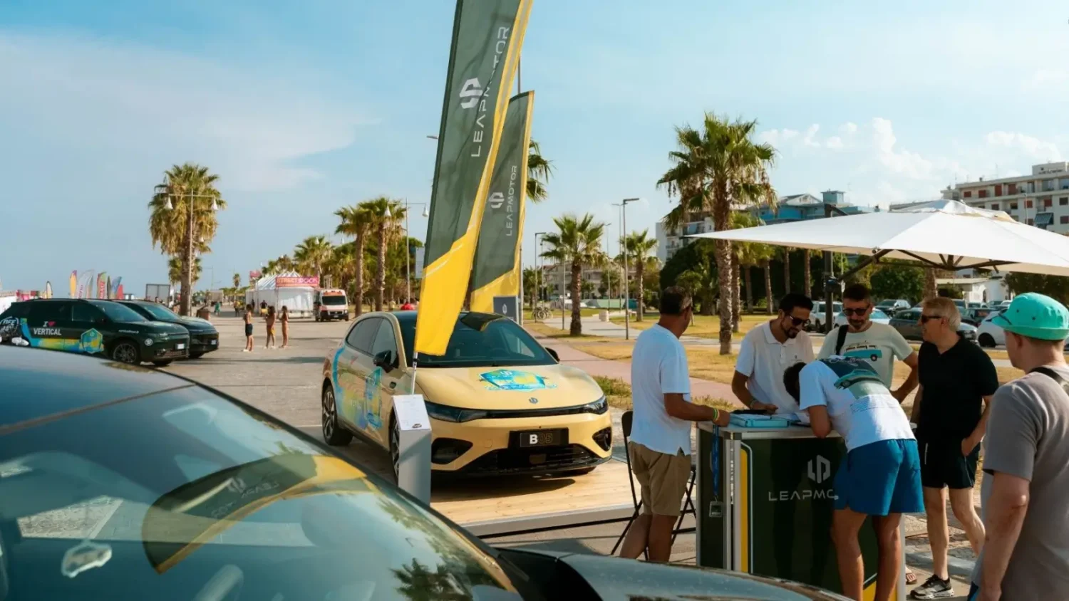 Plus de 300 000 visiteurs et 442 essais : le tour d’été italien de Leapmotor consacre la B05 avant son arrivée en France Stand Leapmotor Lounge du Vertical Summer Tour sur une plage italienne