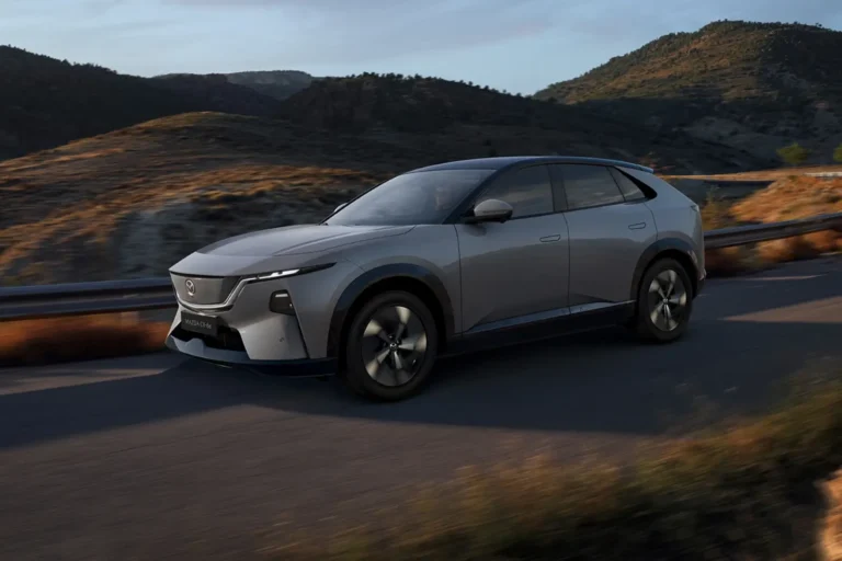 Mazda a confié le dessin de son SUV électrique à son studio européen et arrive en concession ce mois-ci Mazda CX-6e