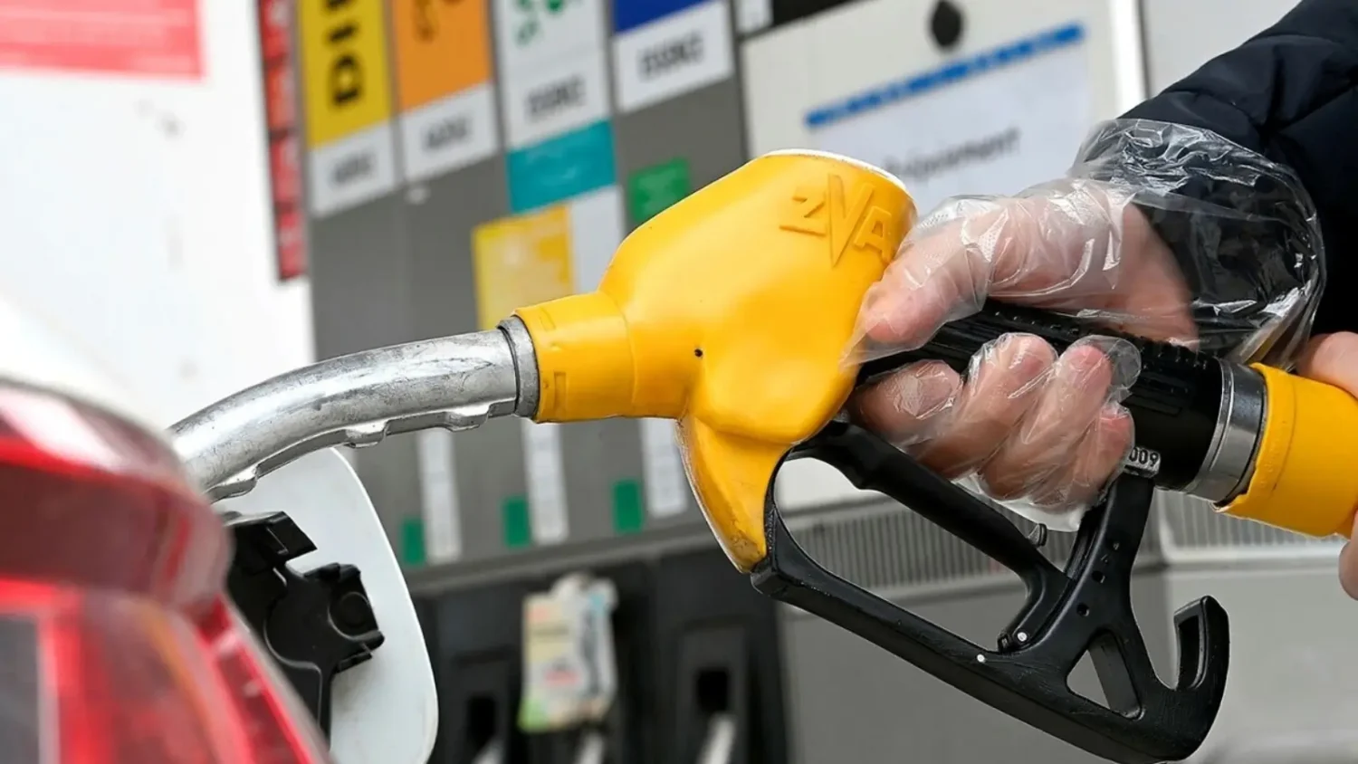 Pistolet de pompe à gazole dans une station-service